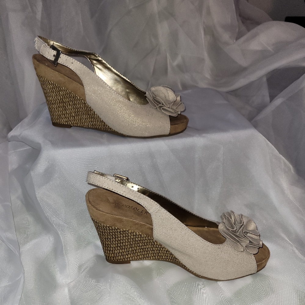 WEDGE W ROSE DESIGN SIMMER BADGE , NWOT - Picture 2 of 4